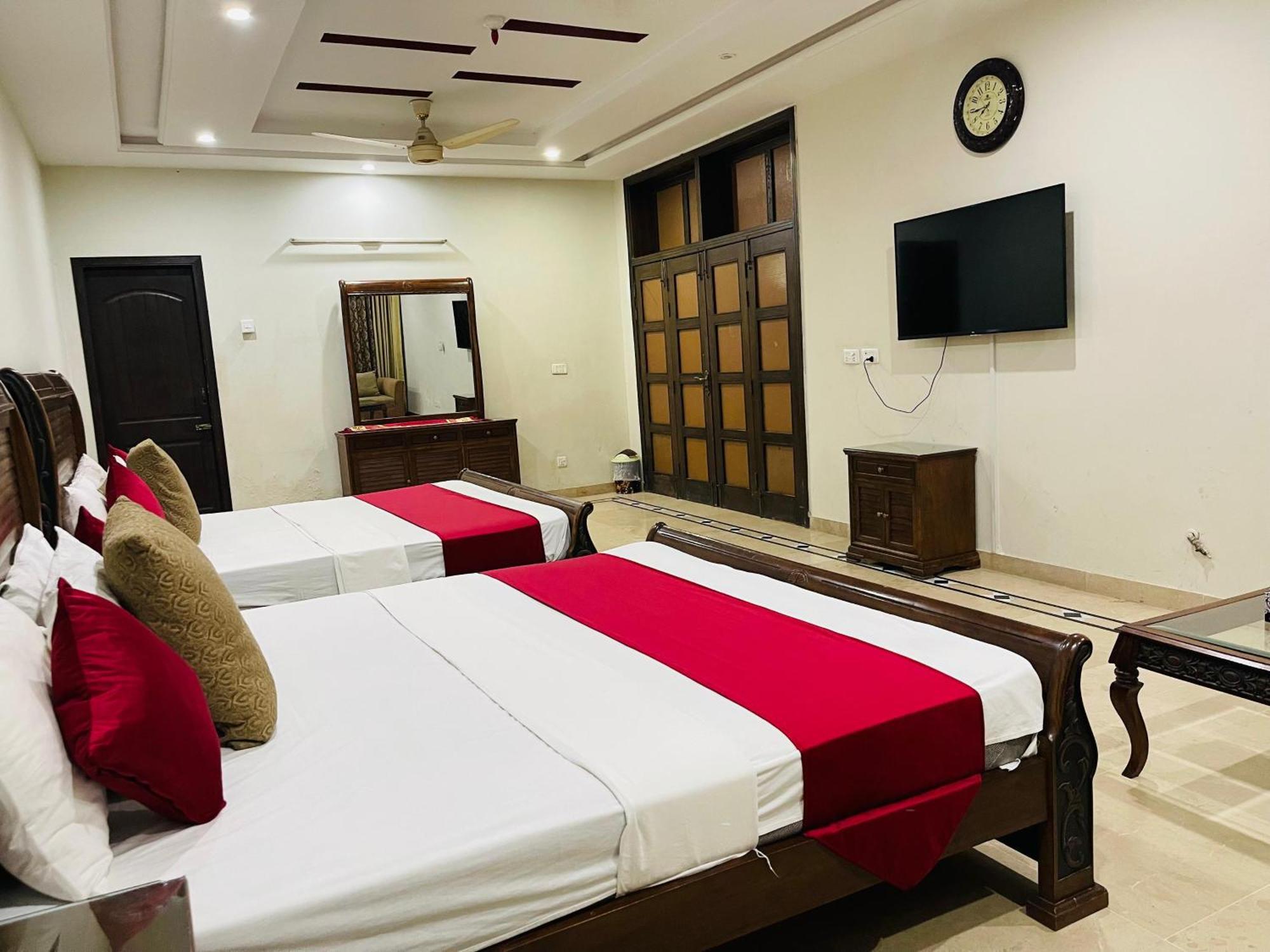 Hotel Clifton Inn การาจี ภายนอก รูปภาพ
