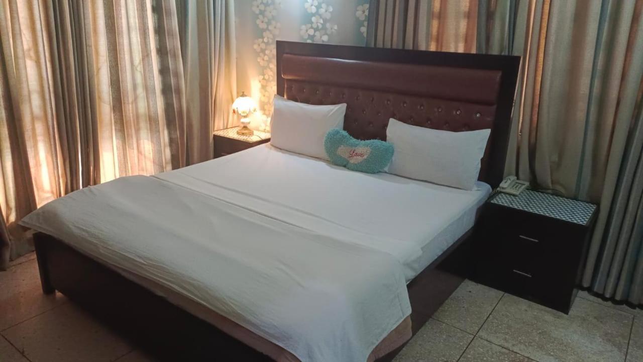 Hotel Clifton Inn การาจี ภายนอก รูปภาพ